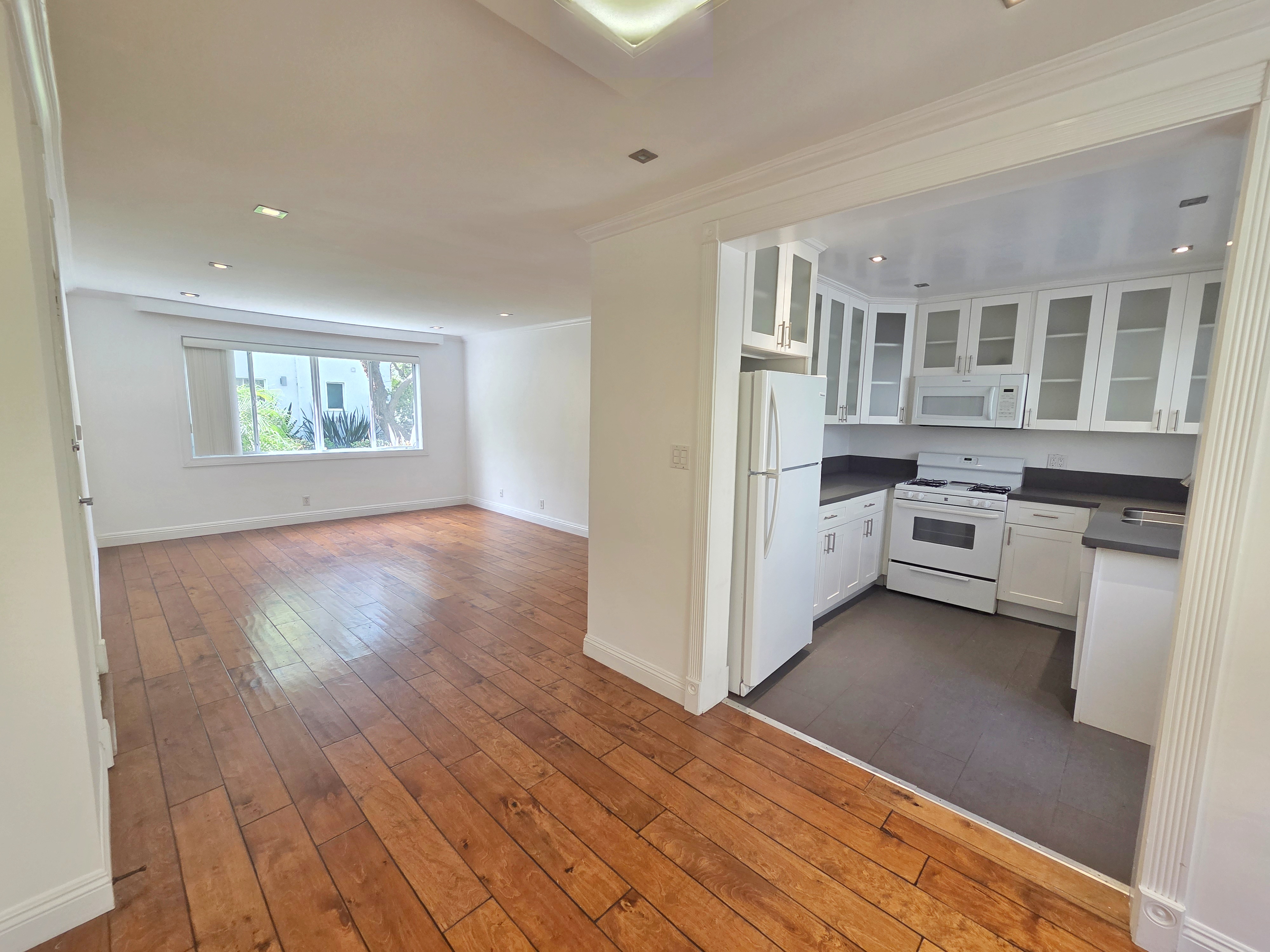 One bedroom and 2 min walk from the panoramic ocean views — 142 B San Vicente Blvd, Santa Monica, 90402 — 1 bed, 1 bath, 670 sqft — for lease — photo 2