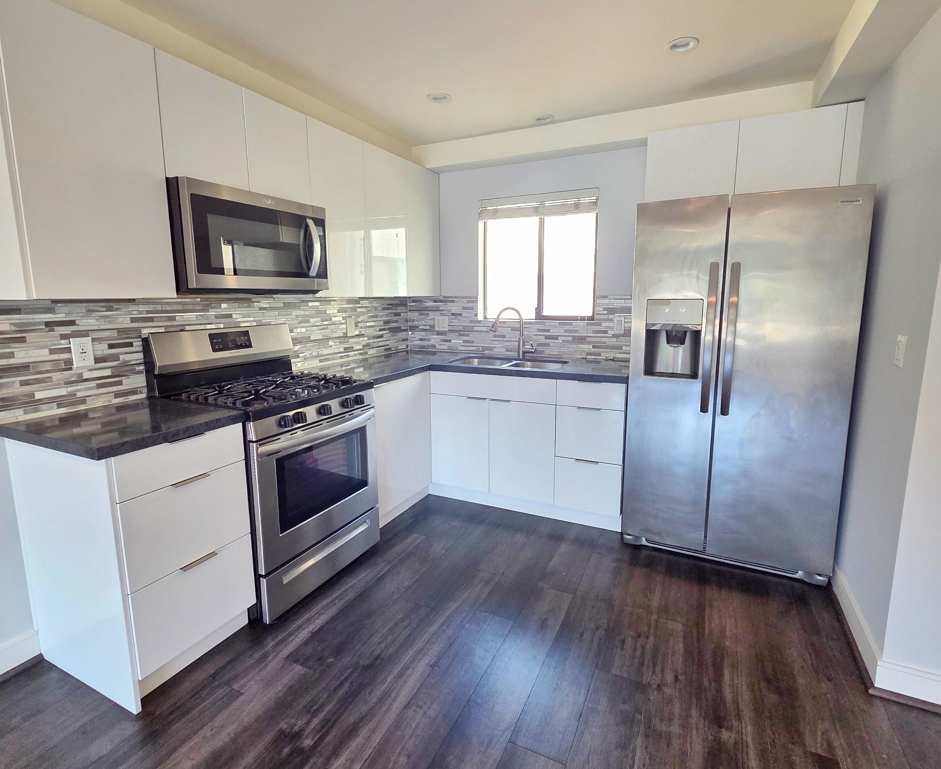 4 bedrooms for lease in West Adams area — 2651 S Hobart Blvd, Los Angeles, CA 90018 — 4 bed, 3 bath, 1,400 sqft — for lease