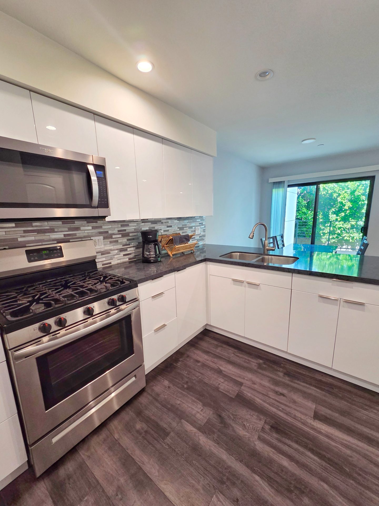 3 bedrooms in a 2-storey unit in West Adams area — 2651 S Hobart Blvd, Los Angeles, CA 90018 — 3 bed, 2.5 bath, 1,179 sqft — for lease — photo 2